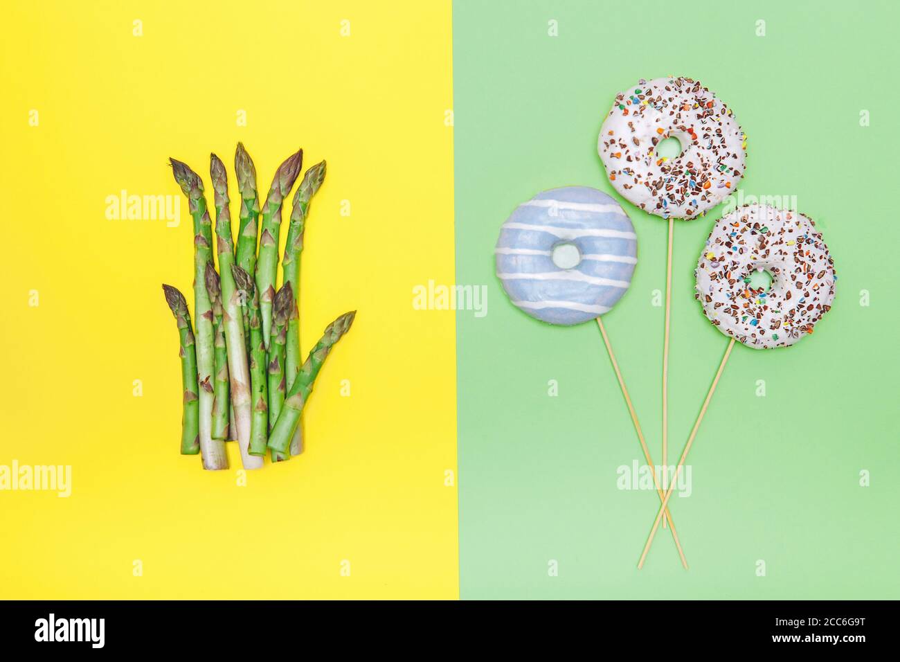 Image du concept de nutrition santé : aliments verts frais contre le sucre et les déserts gras Banque D'Images