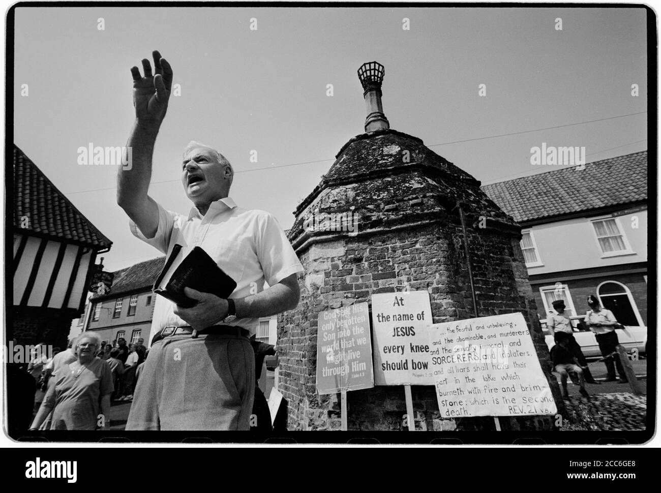 Walsingham Pilgrimage Norfolk Angleterre Mai 1992 notre Dame de Walsingham est un titre de la Sainte Vierge Marie vénérée par les catholiques et quelques anglicans associés aux apparitions mariales à Richeldis de Faverches, une noble anglaise pieuse, en 1061 dans le village de Walsingham à Norfolk, en Angleterre. Lady Richeldis a construit une structure nommée "la Maison Sainte" à Walsingham qui devint plus tard un sanctuaire et un lieu de pèlerinage. En passant sous sa tutelle de la Maison Sainte, le fils de Richdis, Geoffrey, a laissé des instructions pour la construction d'un prieuré à Walsingham. Le prieuré est passé dans le soin o Banque D'Images