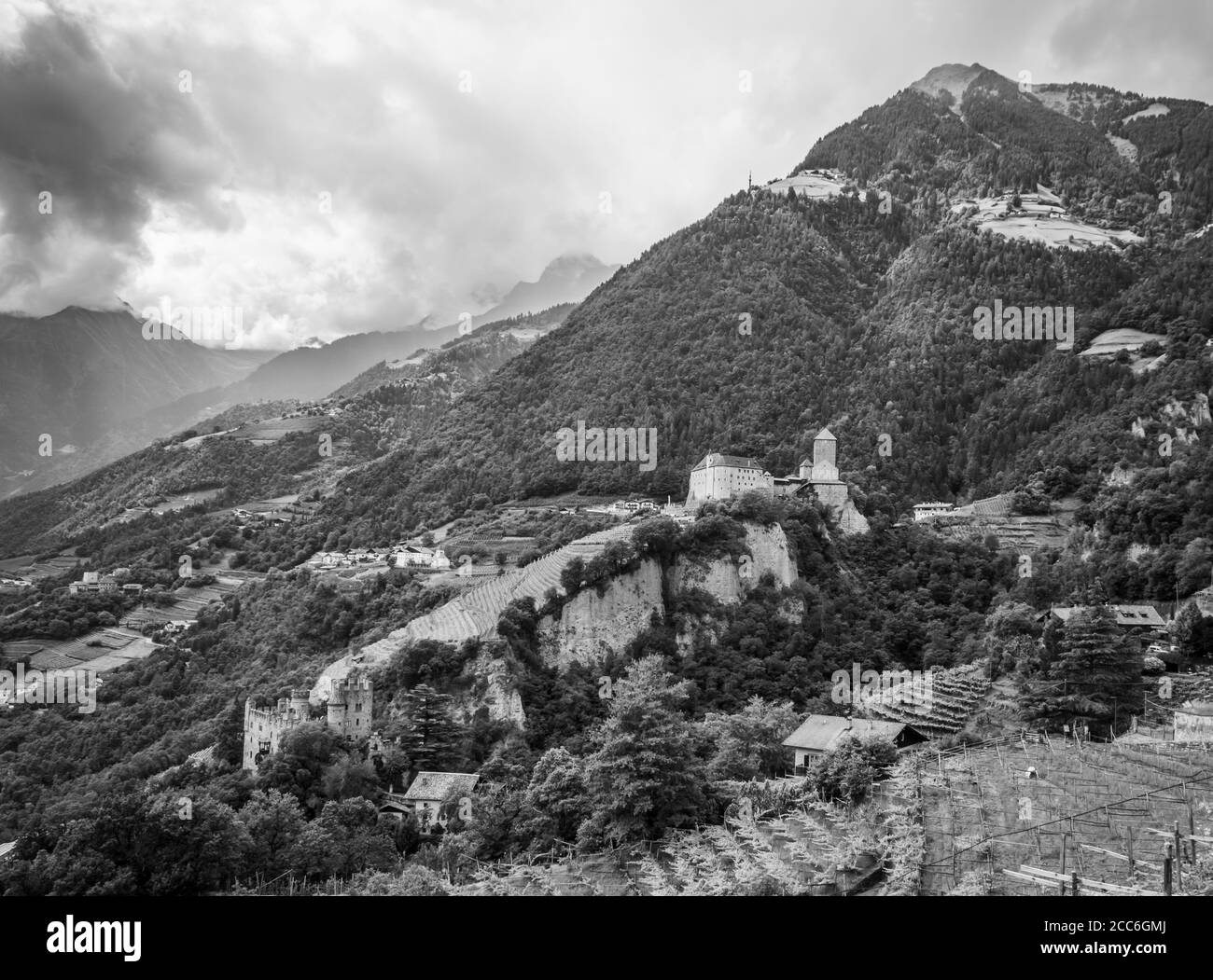 Château du Tyrol et Château de Fontana avec la vallée de Venosta en arrière-plan, Merano, Trentin-Haut-Adige, Nord de l'italie - Europe. Image en noir et blanc Banque D'Images