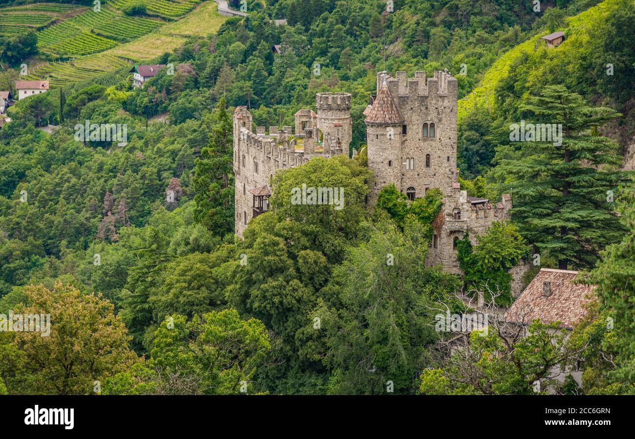 Vue sur le château de Fontana, Merano, dans le Tyrol du Sud, vallée de Venosta, nord de l'italie - Europe Banque D'Images