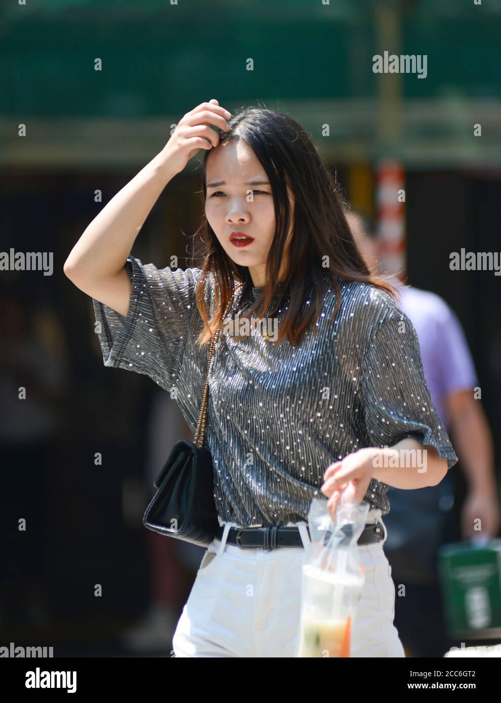 Jeune femme chinoise à Jianghan Road, Wuhan, Chine Banque D'Images