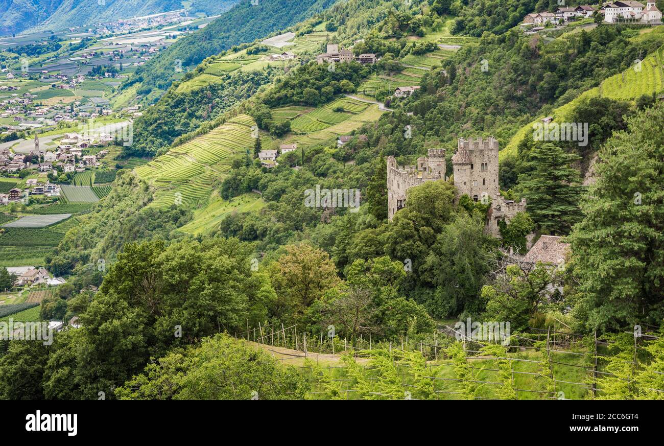 Château de Fontana avec la vallée de Venosta en arrière-plan, Merano, Trentin-Haut-Adige, nord de l'italie - Europe Banque D'Images