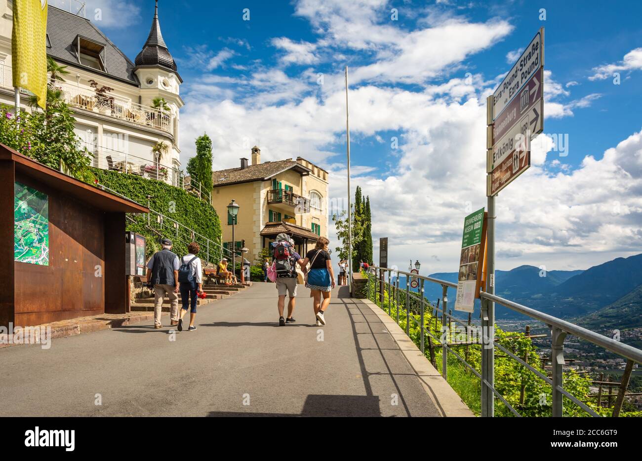 rue du petit village de Dorf Tirol près de Merano dans le Tyrol du Sud, Trentin-Haut-Adige, nord de l'italie, Europe Banque D'Images