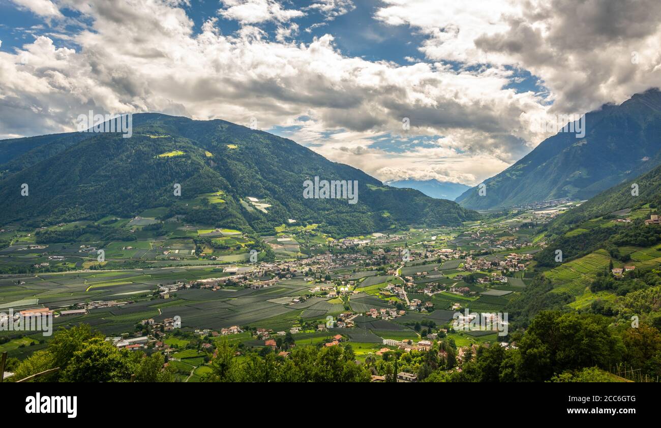 Vallée de Venosta dans le Tyrol du Sud, province de Bolzano, nord de l'Italie. La vallée de Venosta constitue une destination de vacances idéale en été et en hiver. Banque D'Images
