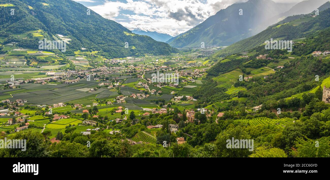 Vallée de Venosta dans le Tyrol du Sud, province de Bolzano, nord de l'Italie. La vallée de Venosta constitue une destination de vacances idéale en été et en hiver. Banque D'Images