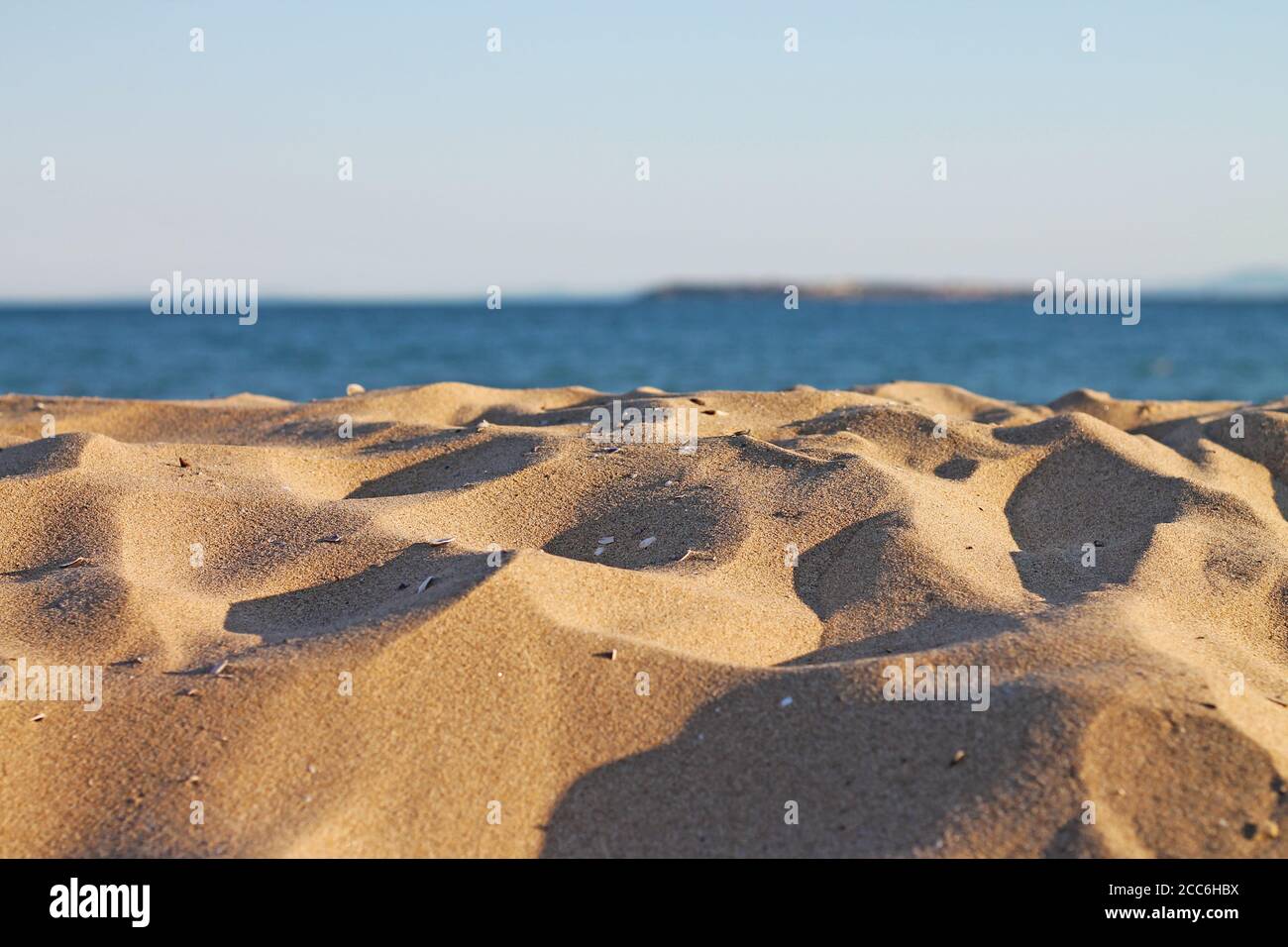 Plage de sable tranquille et vide de près. Côte de mer noire. Banque D'Images