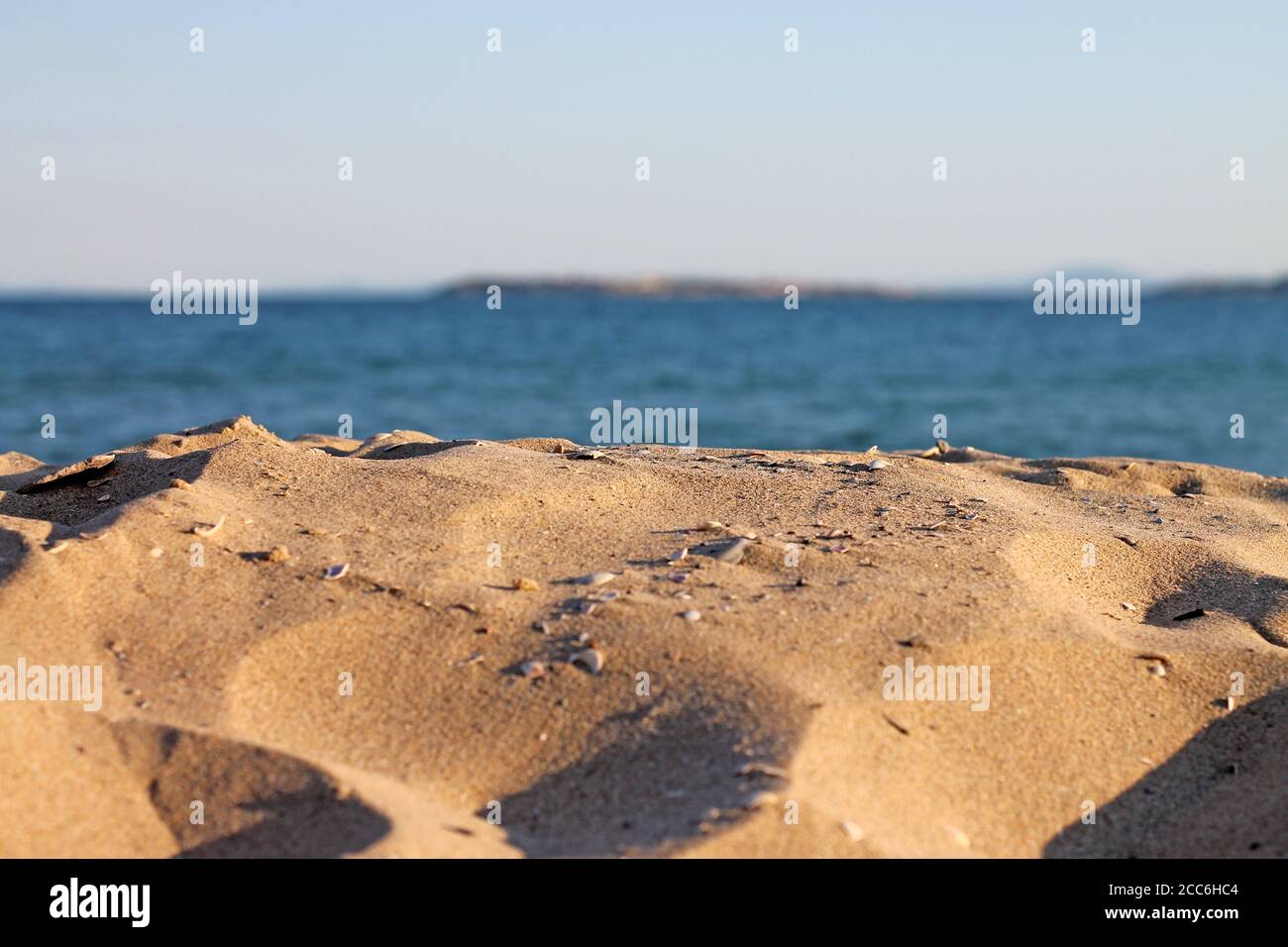 Plage de sable tranquille et vide de près. Côte de mer noire. Banque D'Images