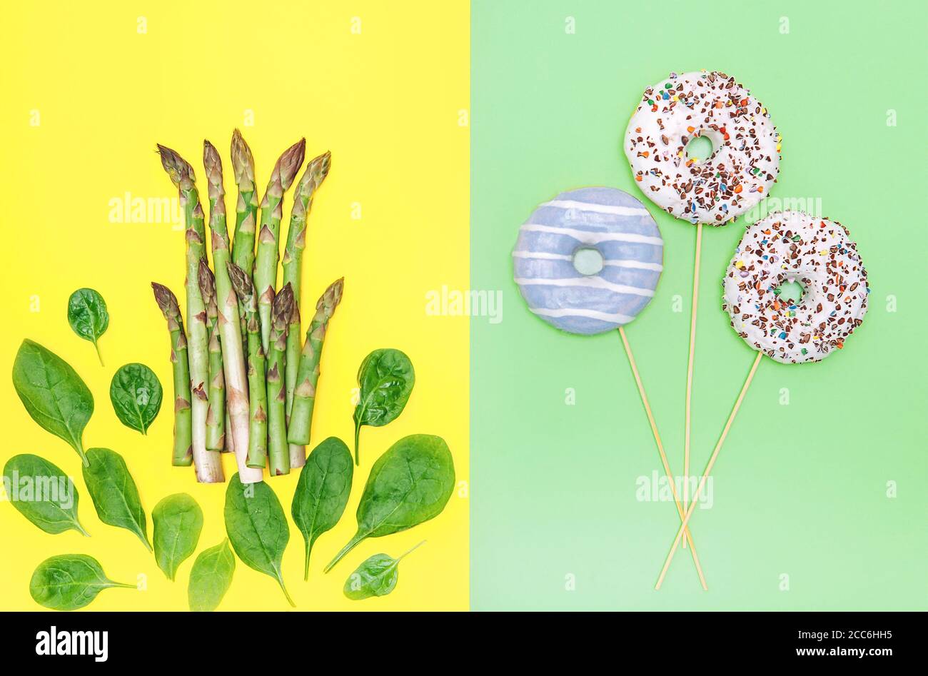 Image du concept de nutrition santé : aliments verts frais contre le sucre et les déserts gras Banque D'Images