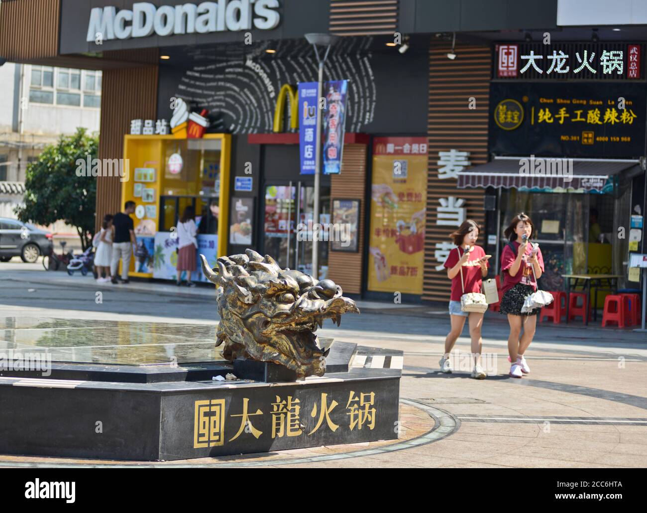 Sculpture de tête de dragon dans un banc. Jianghan Road, Wuhan, Chine Banque D'Images