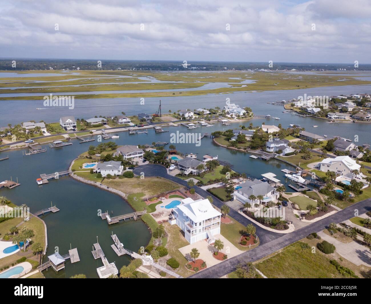 Vue aérienne de Garden City Beach en Caroline du Sud avec Murrells Inlet en arrière-plan. Banque D'Images
