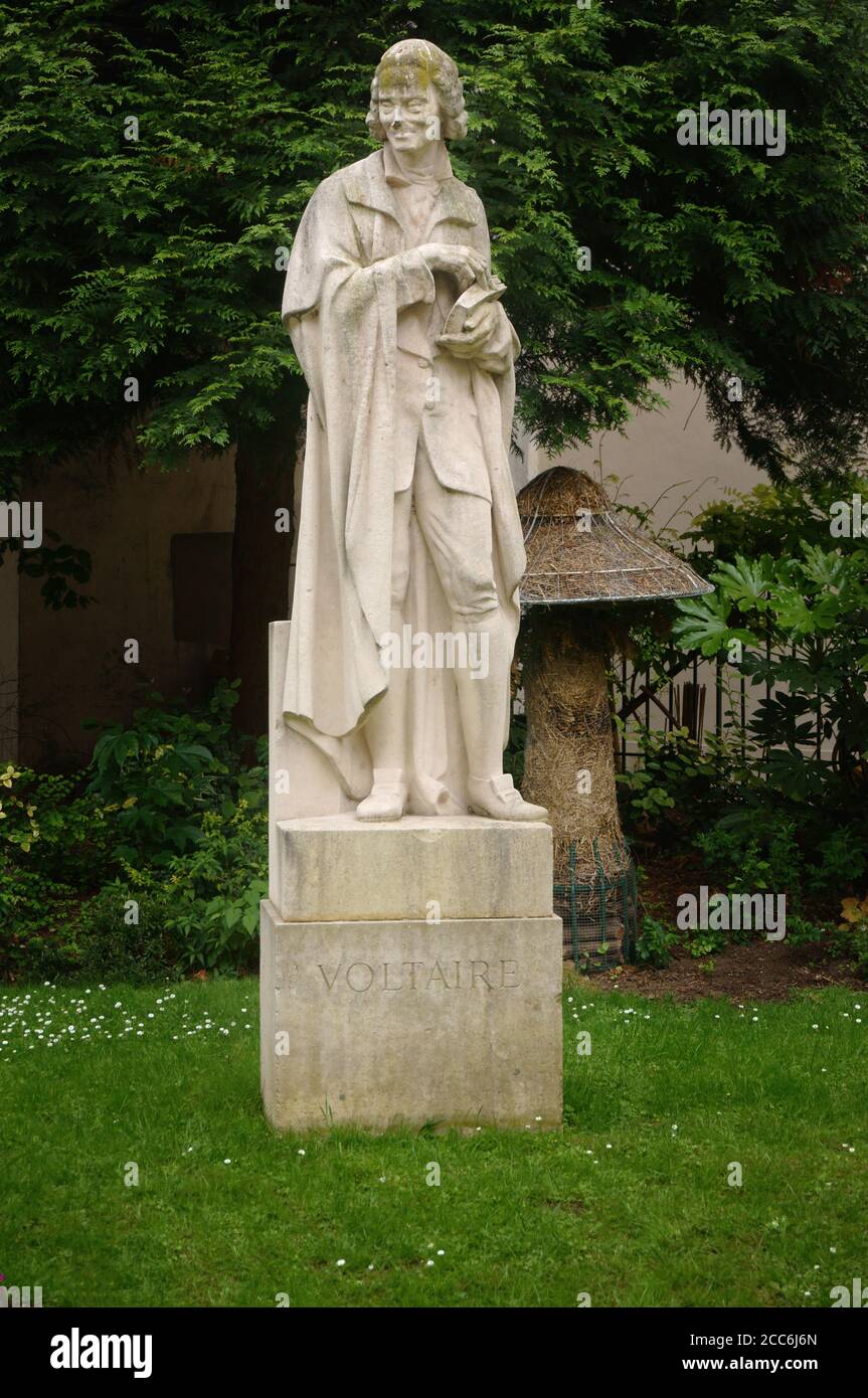Voltaire dans un petit jardin à Paris Banque D'Images Voltaire dans un petit jardin à Paris Banque D'Images
