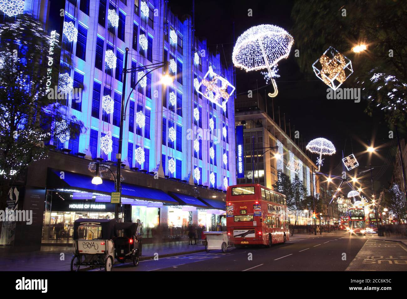 Londres, Royaume-Uni - 10 novembre 2011 : les lumières de Noël décorations à l'extérieur de House of Fraser la nuit à Oxford Street pendant la saison de fête qui est Banque D'Images