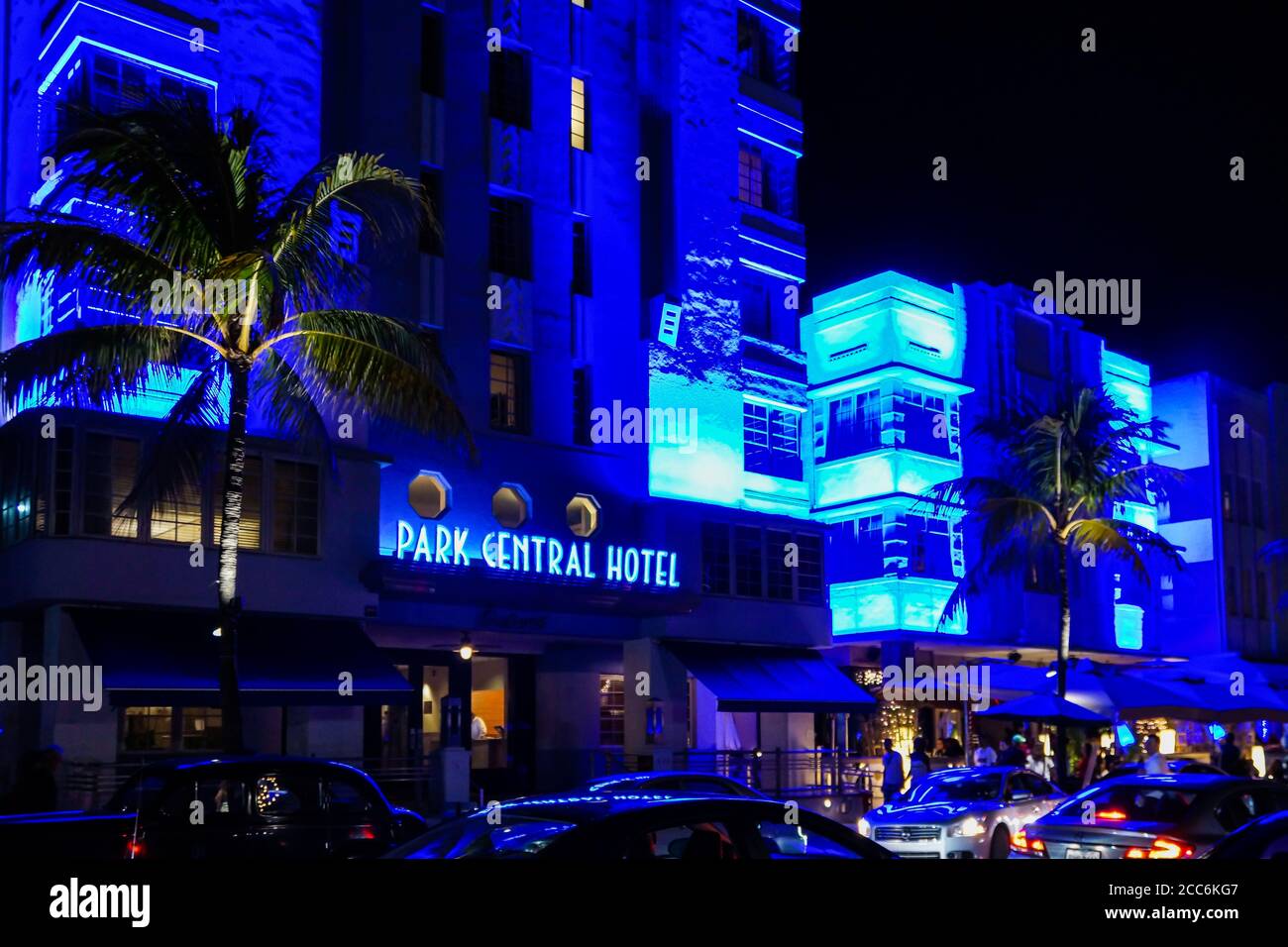 South Beach, Floride - 28 décembre 2014 : l'hôtel Art Deco Park Central est illuminé dans les lumières bleues de Neon. Banque D'Images