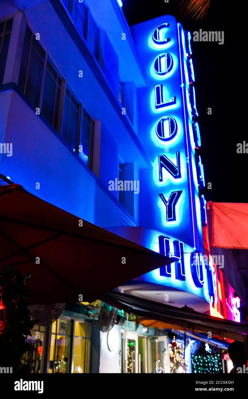 South Beach, Floride - 28 décembre 2014 : l'emblématique hôtel Art Deco Colony la nuit. Banque D'Images