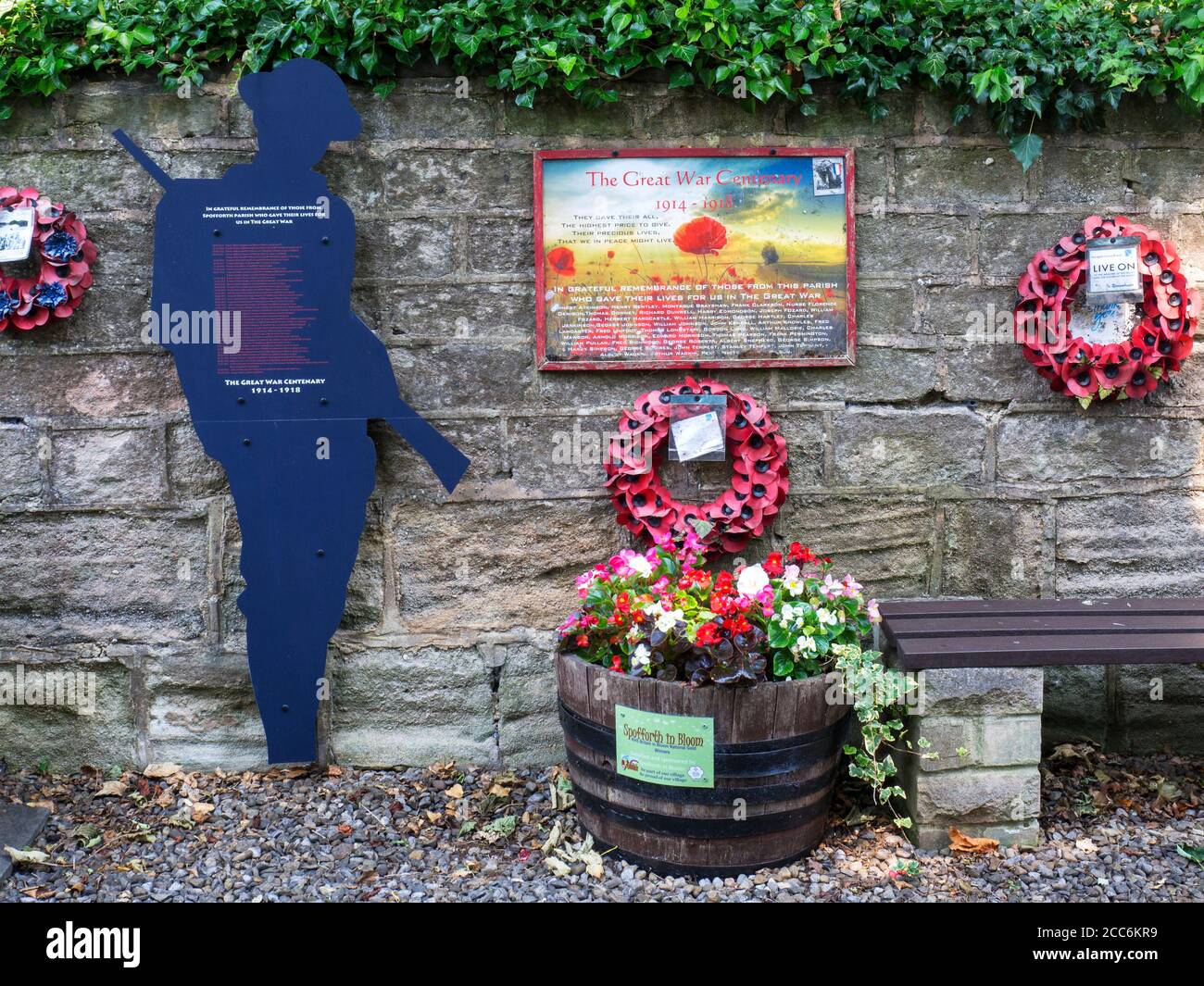 Mémorial de guerre du centenaire de la première Guerre mondiale sur Church Lane In Spofforth près de Harrogate North Yorkshire England Banque D'Images