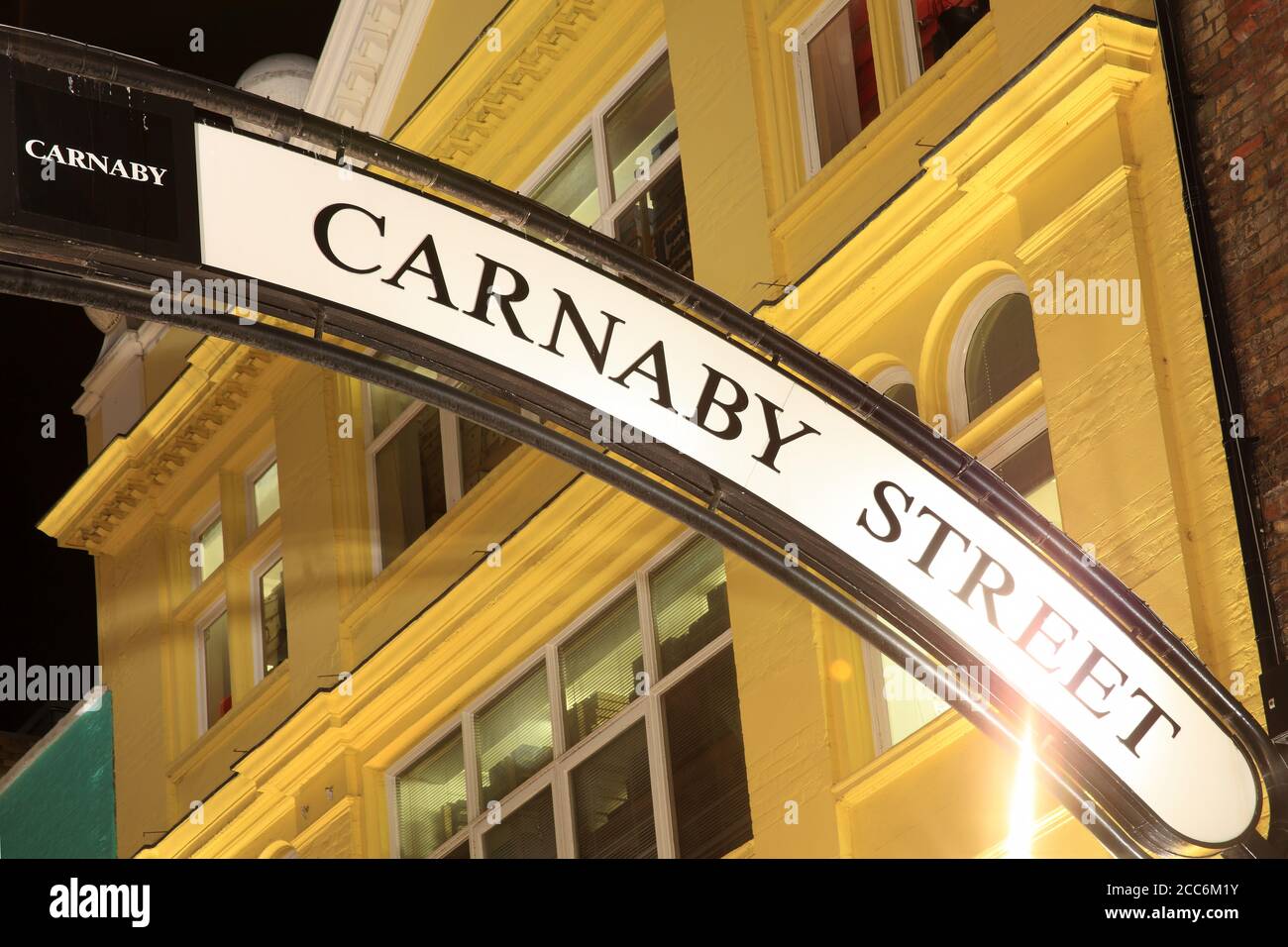 Londres, Royaume-Uni - 1 novembre 2011 : panneau lumineux de Carnaby Street dans la rue de vêtements d'affaires de mode de détail qui est une destination de voyage populaire à Banque D'Images