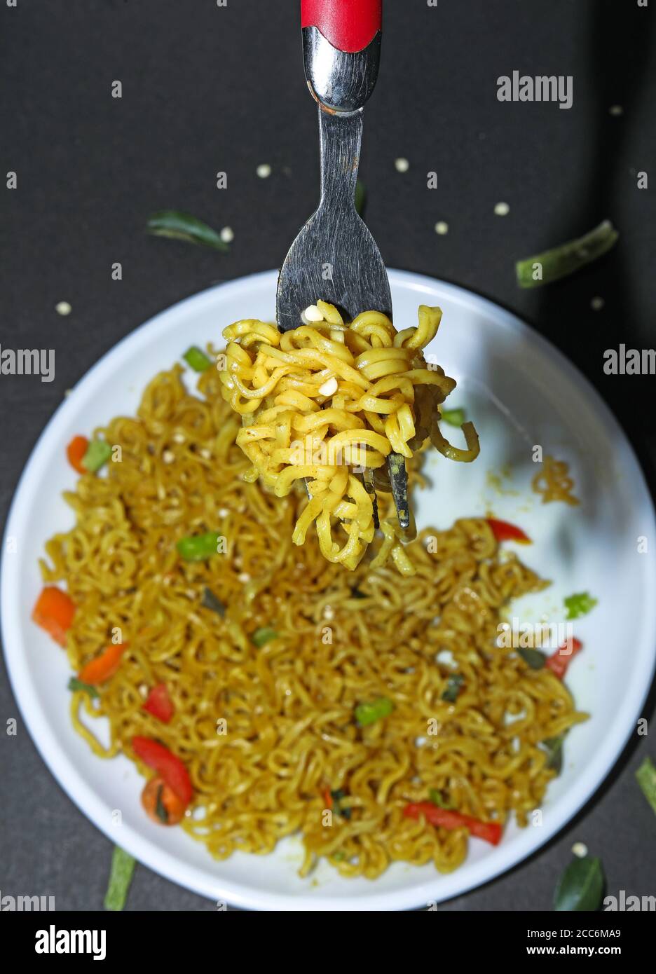 Nouilles Schezwan végétariennes ou nouilles Hakka aux légumes ou Mein Chow dans un bol à fond sombre. Banque D'Images