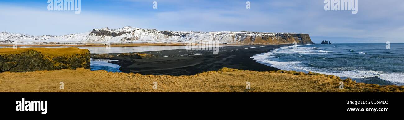 Panorama de Dyrhólaey ou Cape Portland plage de lave noire et piles de mer en hiver le jour ensoleillé, Islande Banque D'Images