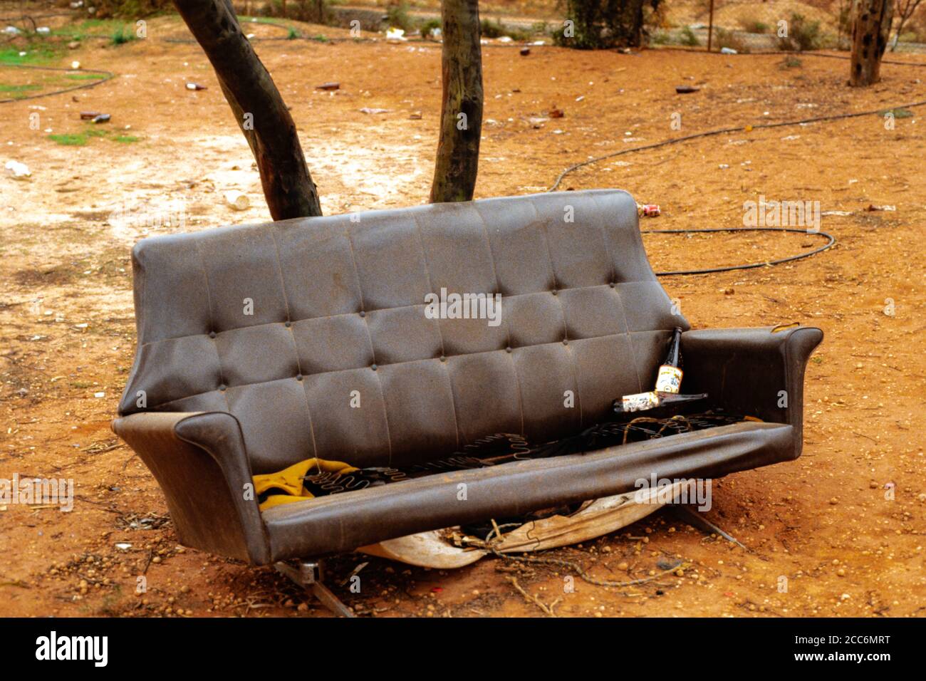 Canapé sur le terrain à Kalgoorlie, Australie Banque D'Images