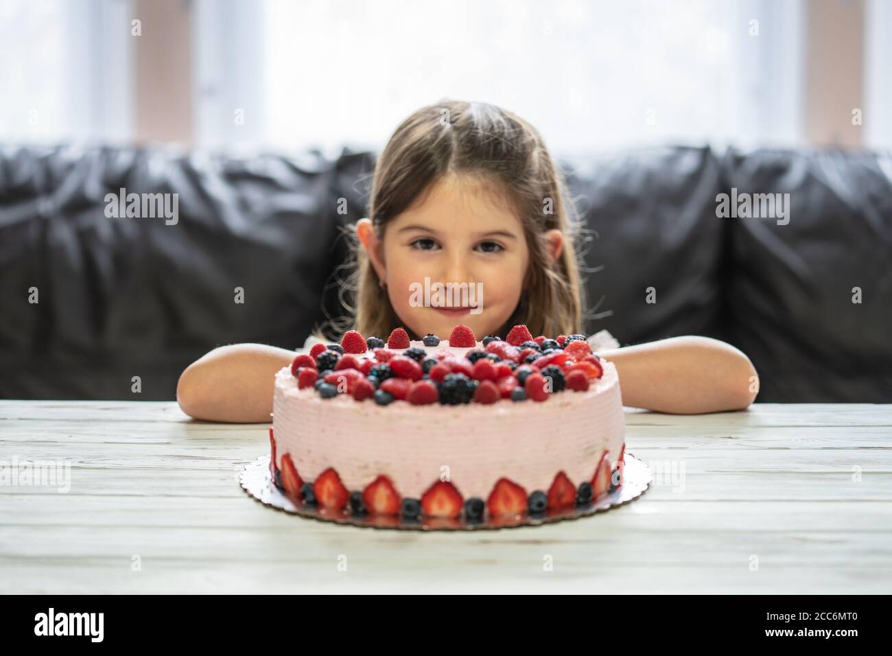 Gateau D Anniversaire De Petite Fille Gateau Fait Maison Avec Des Baies Gateau Avec Fraise Mure Myrtille Et Framboise Sur Une Table Photo Stock Alamy
