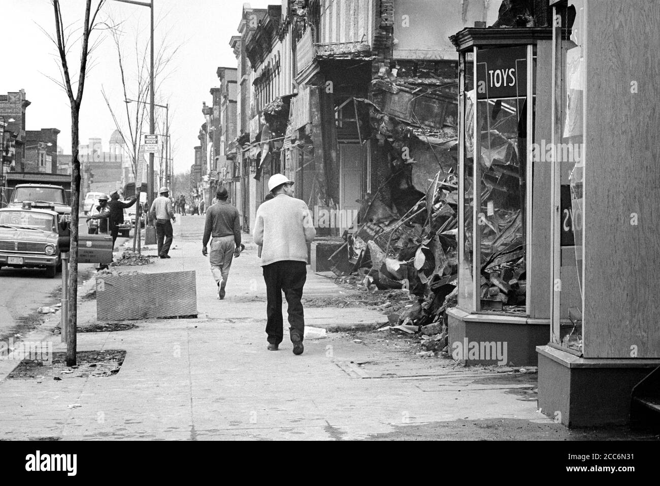 Scène de rue dans la région de 14ème-7ème STS., N.W., après des émeutes après Dr. Martin Luther King Jr's, assassinat, Washington, D.C., USA, Warren K. Leffler, 8 avril 1968 Banque D'Images