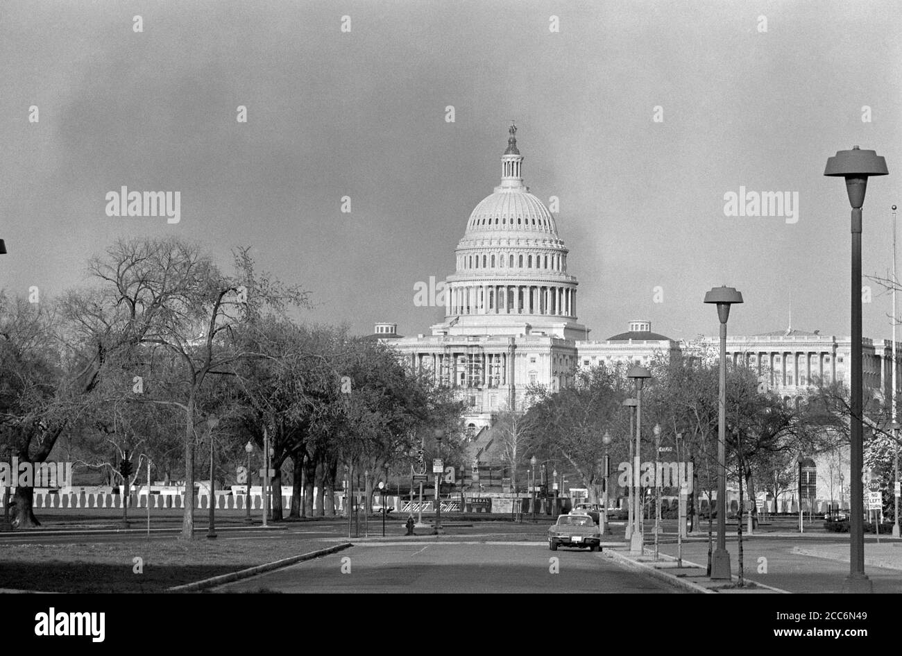 Fumée s'élevant près du Capitole des États-Unis pendant les émeutes après l'assassinat du Dr Martin Luther King Jr, Washington, D.C., États-Unis, Marion S. Triosko, 6 avril 1968 Banque D'Images