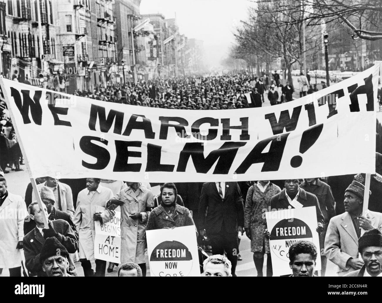 Les marcheurs portant la bannière « We March with Selma! » Sur la rue à Harlem, New York City, New York, Etats-Unis, Stanley Wolfson, World Telegram & Sun, mars 1965 Banque D'Images Les marcheurs portant la bannière « We March with Selma! » Sur la rue à Harlem, New York City, New York, Etats-Unis, Stanley Wolfson, World Telegram & Sun, mars 1965 Banque D'Images