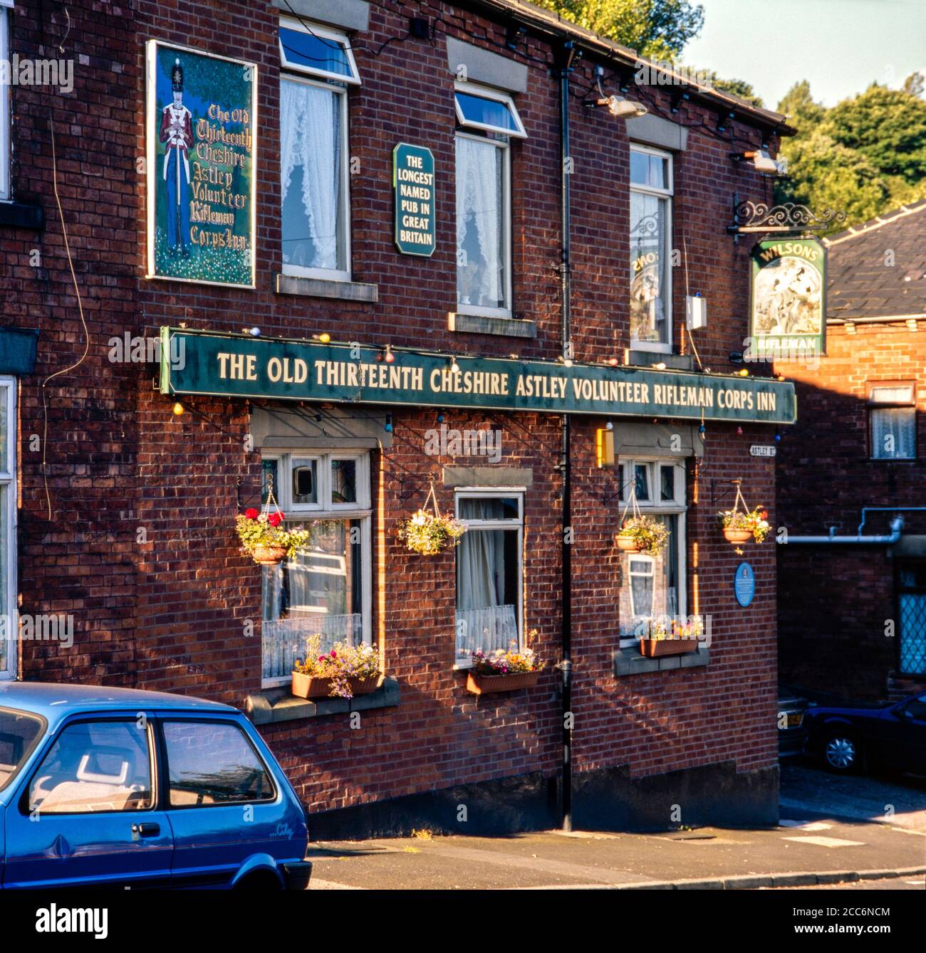 Pub avec le plus long nom au Royaume-Uni, The Old Thirteenth Cheshire Astley Volunteer Riflemen corps Inn, juillet 1999. Stalybridge, Tameside, Manchester, Royaume-Uni Banque D'Images