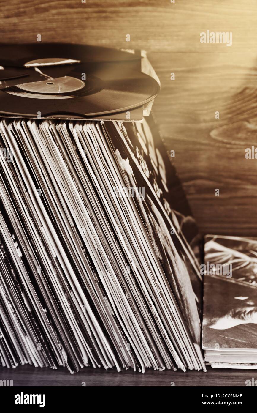 Collection abandonnée des divers disques musicaux vinyles et anciens disque cassé Banque D'Images