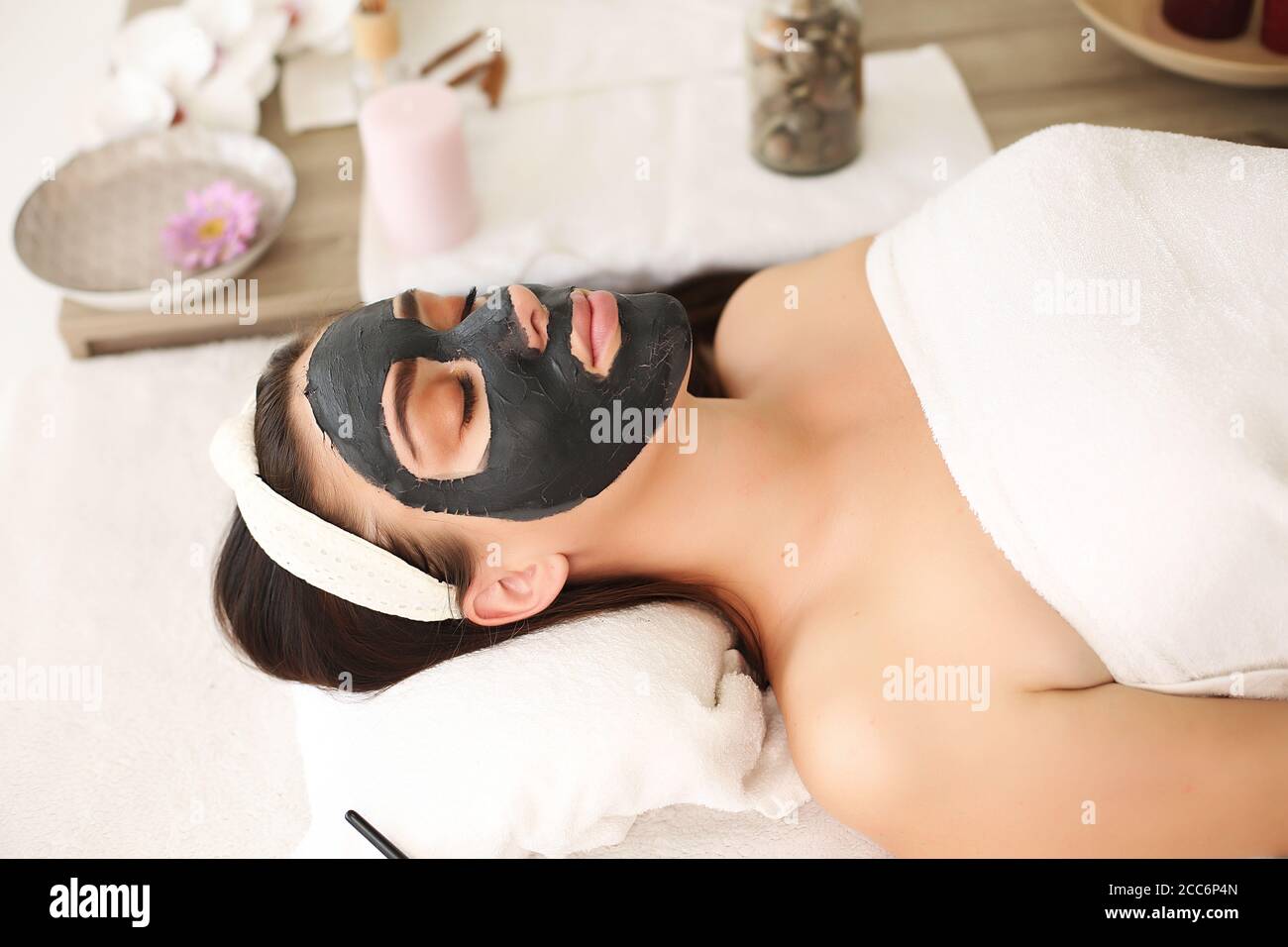Concept Spa. Jeune femme avec un masque facial en éléments nutritifs en instituts de beauté, Close up Banque D'Images