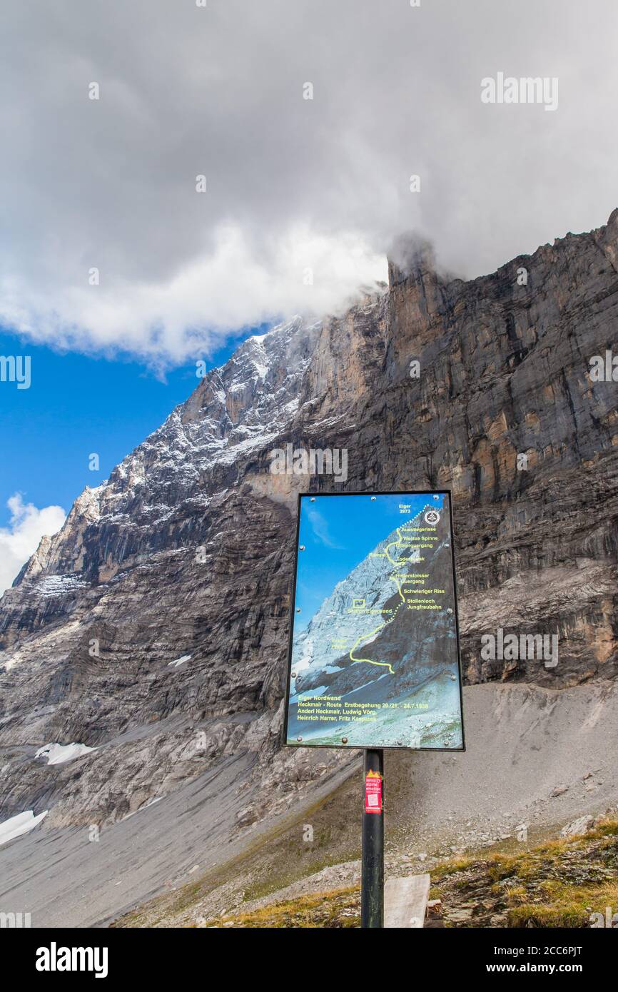 Kleine Scheidegg, Suisse - 22 août 2015 - Signpost aux pieds d'Eiger, montrant la route Heckmair (première route d'ascension) sur la face nord d'Eiger, Banque D'Images