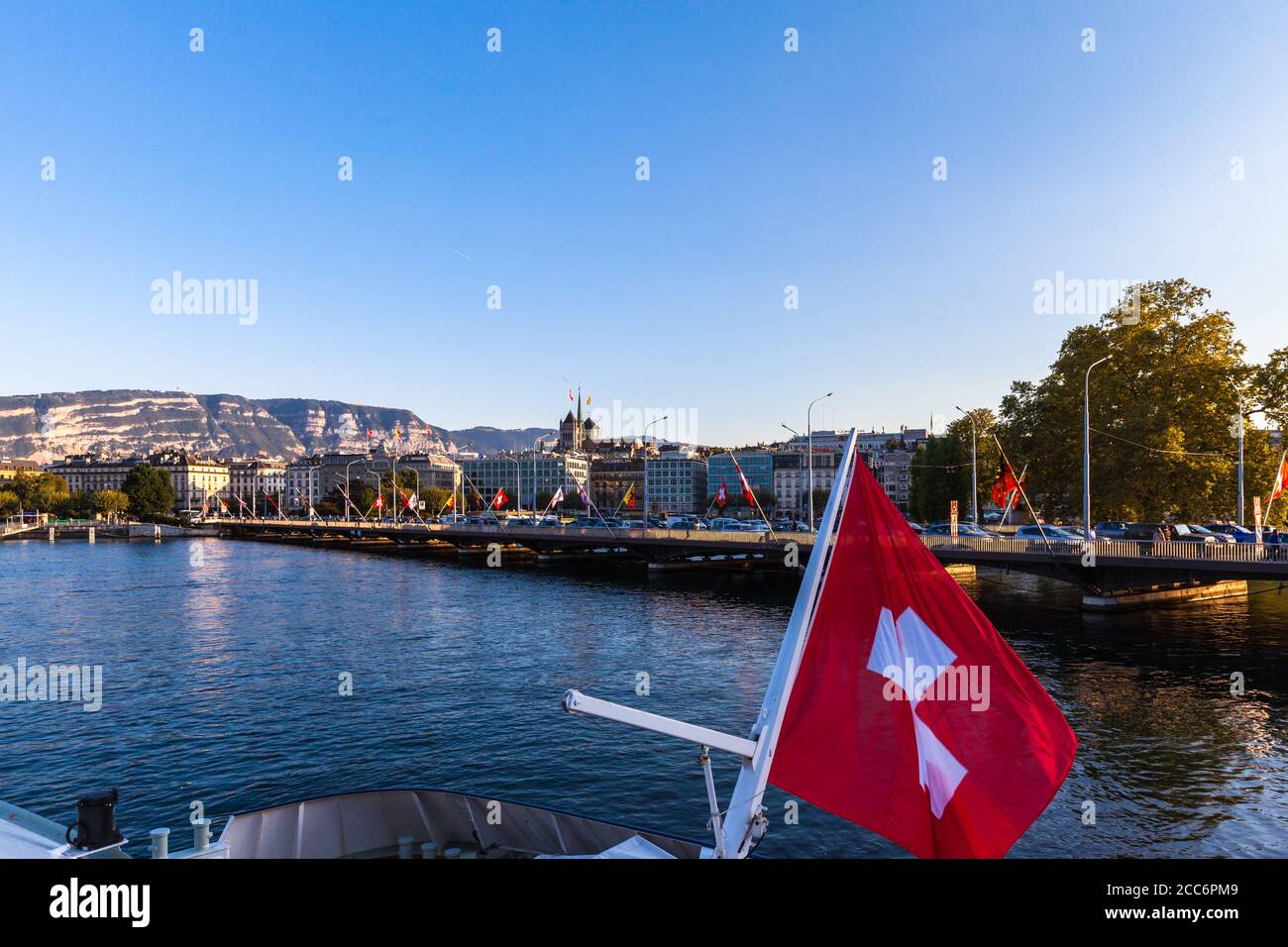 Genève, Suisse - 9 septembre 2015 - touristes prenant le bateau de croisière sur le lac de Genève au crépuscule avec vue sur le paysage urbain de Genève au coucher du soleil, Suissel Banque D'Images