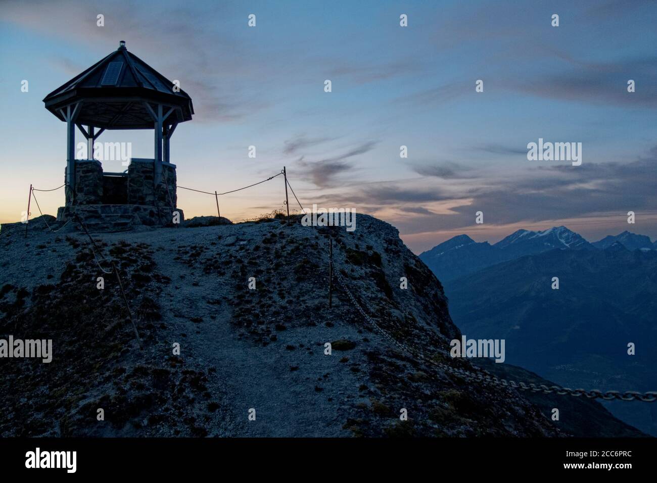 Pavillon sur le sommet de Rothorn en fin de soirée avec vue sur la vallée du Rhin, St Luc, Val d'Anniviers, Valais, Suisse Banque D'Images