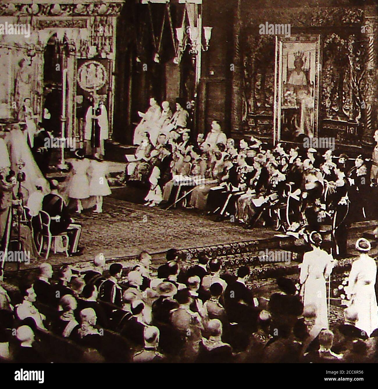 Le mariage du Prince George, plus tard duc de Kent et Princess Marina de Grèce et du Danemark à Westminster Abbey, Londres, Royaume-Uni, 29 novembre 1934. Leur mariage a été la première cérémonie royale de mariage à être diffusée par le sans fil et à l'aide de microphones et de haut-parleurs. Sa robe a été conçue par Edward Molyneux. Leur première maison était au 3 Belgrave Square. La princesse a été veuve en 1942, quand son mari a été tué dans un accident d'avion en service actif. Au cours de la deuxième Guerre mondiale, Marina a formé comme infirmière pendant trois mois sous le pseudonyme de 'Sister Kay'. Banque D'Images