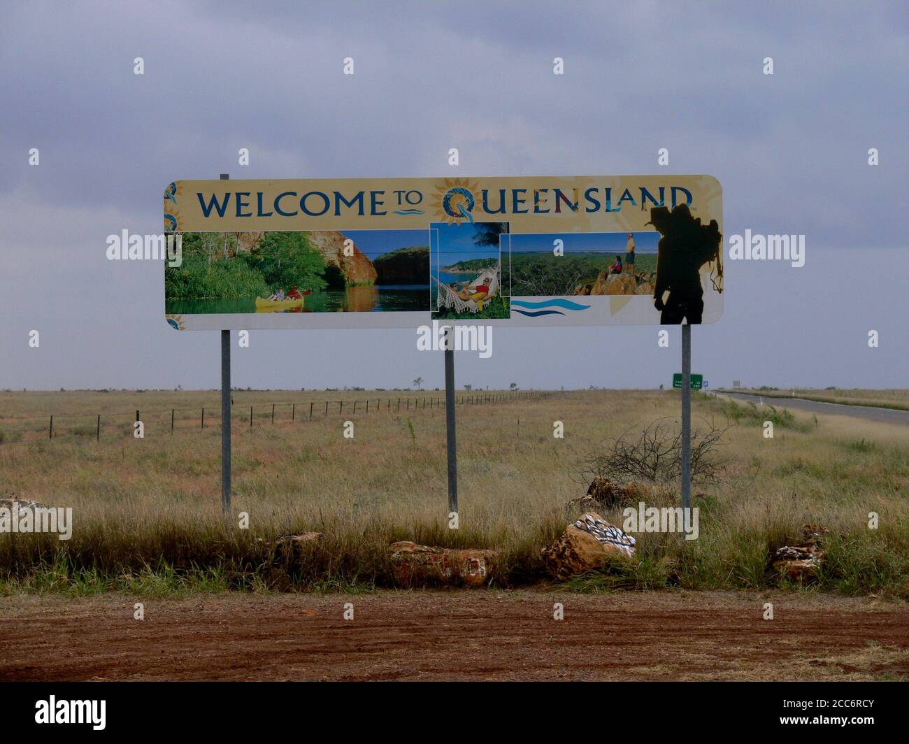 AUSTRALIE, BARKLY HIGHWAY, FRONTIÈRE TERRITOIRE DU NORD / QUEENSLAND, 17 MAI 2010 : panneau de bienvenue dans le Queensland Banque D'Images