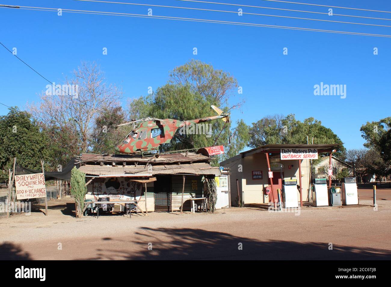 AUSTRALIE, TERRITOIRE DU NORD, eaux du DALY, STUART STREET, 06 AOÛT 2016 : cabane souvenir et station-service à Daly Waters Banque D'Images