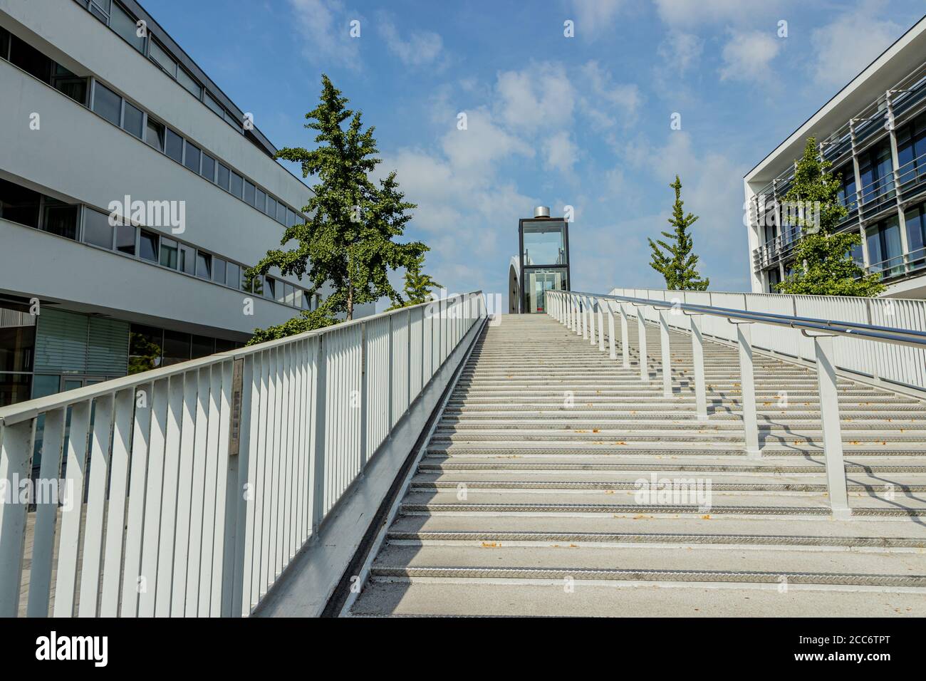 Faible perspective des escaliers du pont haut (Hoge Brug) avec son ascenseur.  Pont vélo ou piéton au-dessus de Maas (Meuse) à Maastricht, da ensoleillé  Photo Stock - Alamy