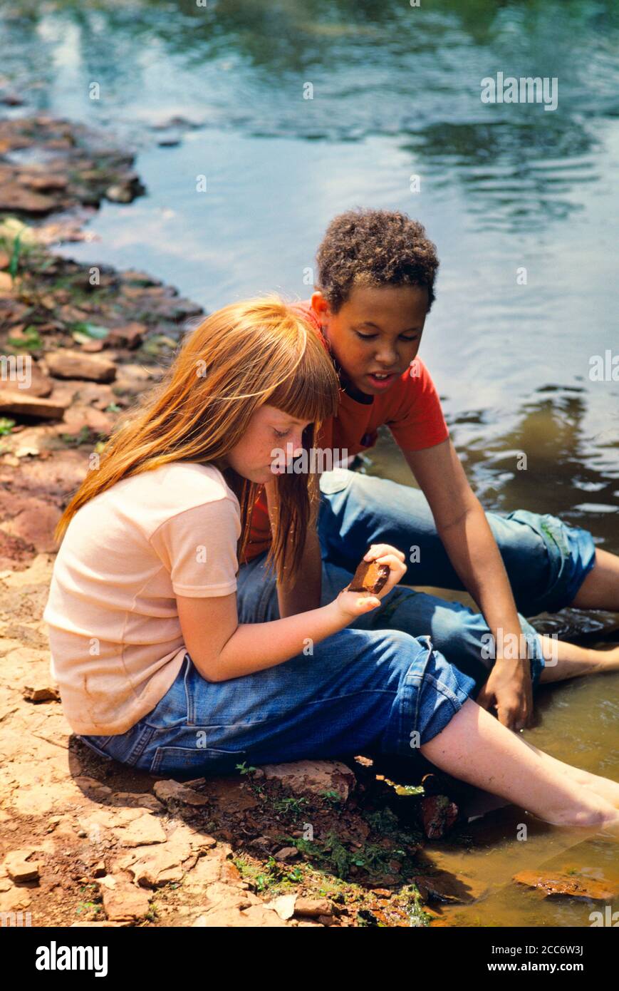 ANNÉES 1970 DEUX ENFANTS PRÉADOLESCENTS FILLE CAUCASIENNE ET GARÇON