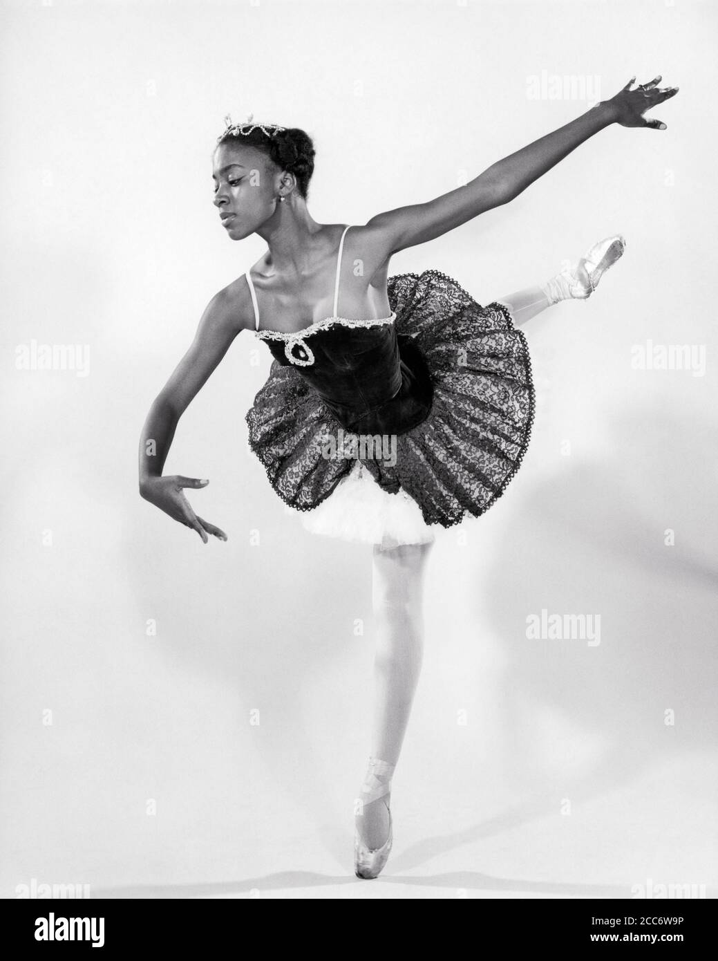 Fière Petite Fille Afro-américaine En Ballet Portant Une Jupe Tutu Rose  Enfants Debout Dans Le Ballet