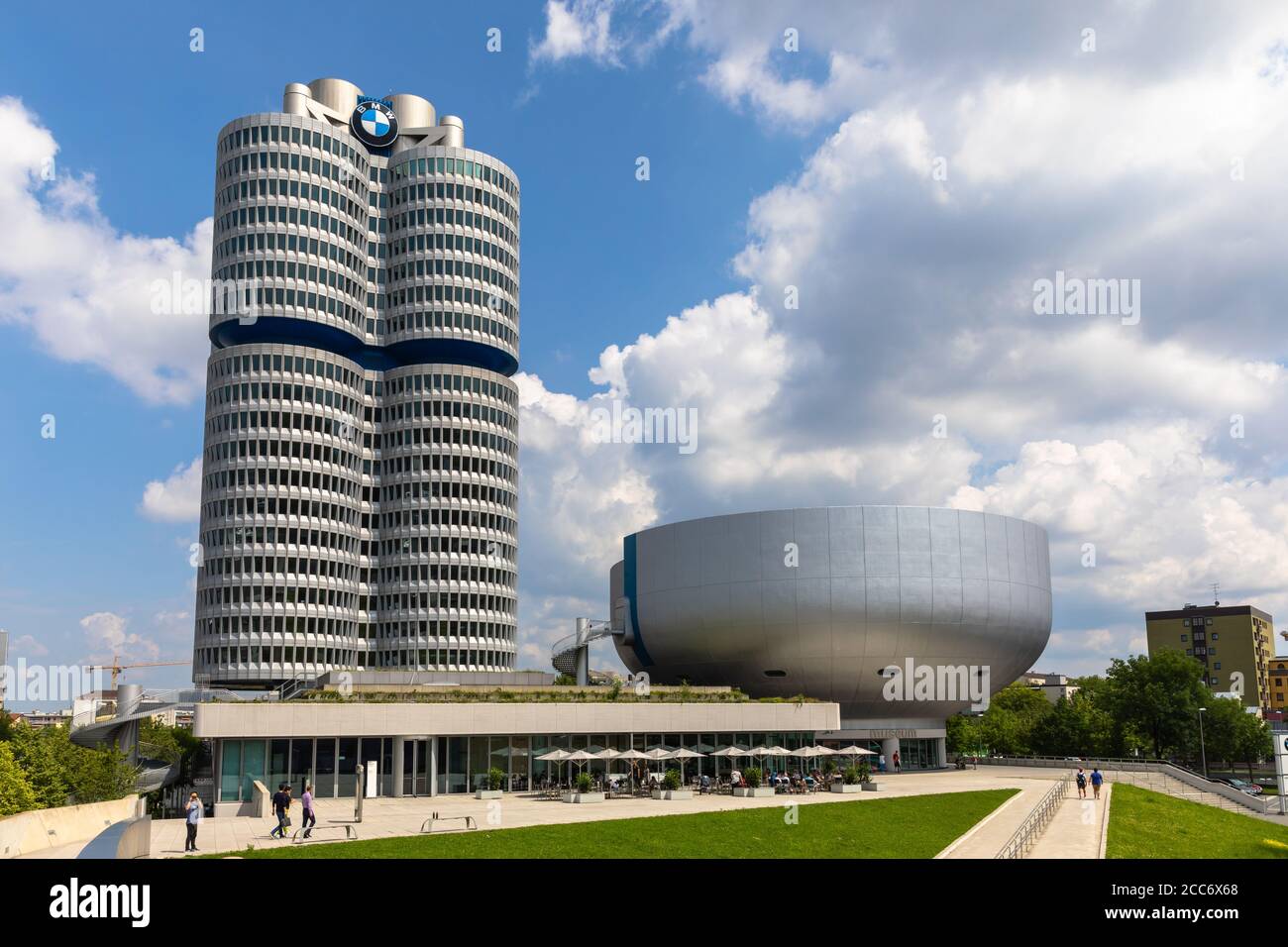 Munich, Allemagne - 9 juin 2018 - vue extérieure du bâtiment de bureau et du musée de BMW (Bayerische Motoren Werke), une célèbre automobile et moteur Banque D'Images