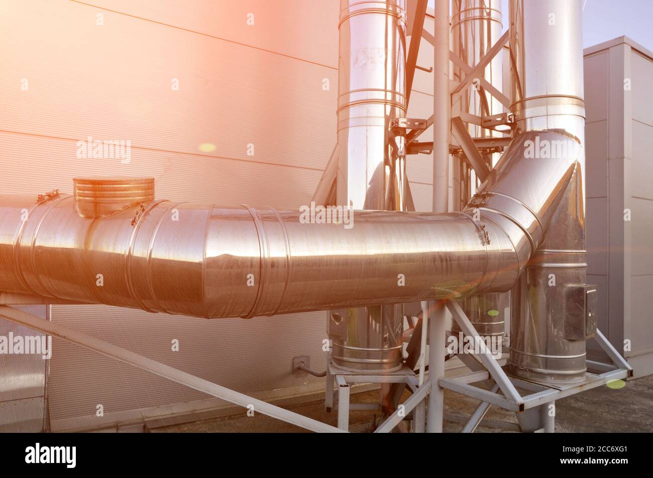 Tuyaux pour l'élimination des gaz résiduaires d'une installation industrielle. Banque D'Images
