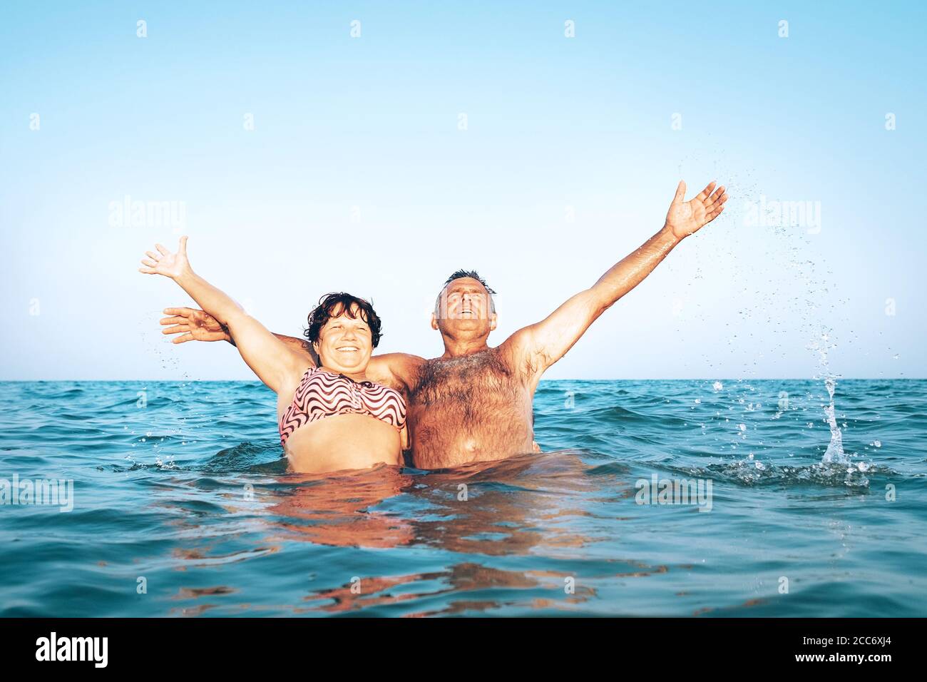 Un heureux couple de personnes âgées du caucase apprécie leurs vacances en mer la plage Banque D'Images