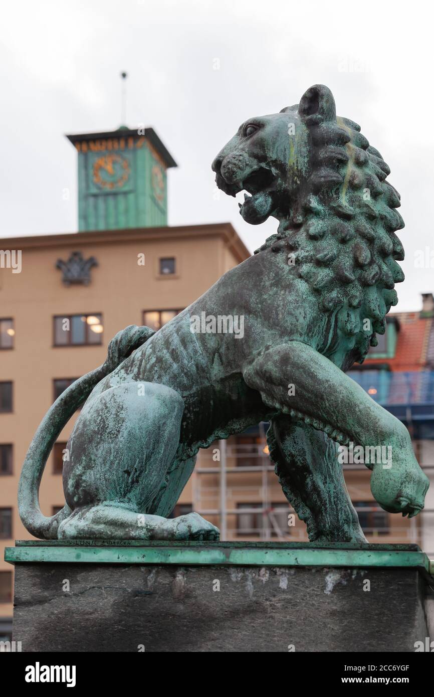 Bergen, Norvège - 17 novembre 2017 : ancienne statue de lion de bronze montée dans le port de Bergen Banque D'Images