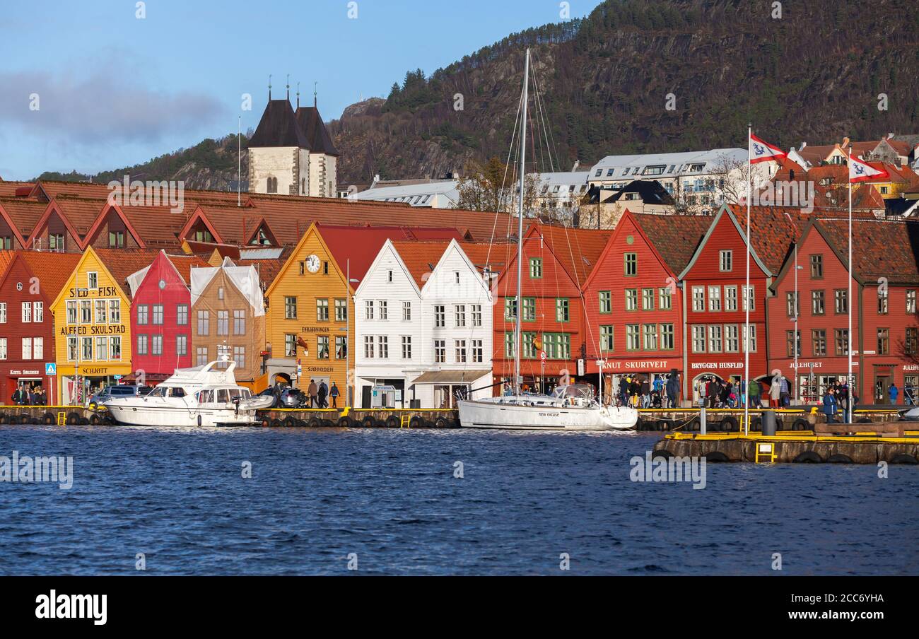 Bergen, Norvège - 19 novembre 2017 : des maisons traditionnelles en bois rouge norvégien se trouvent sur une côte d'affilée. Bergen Bryggen Banque D'Images