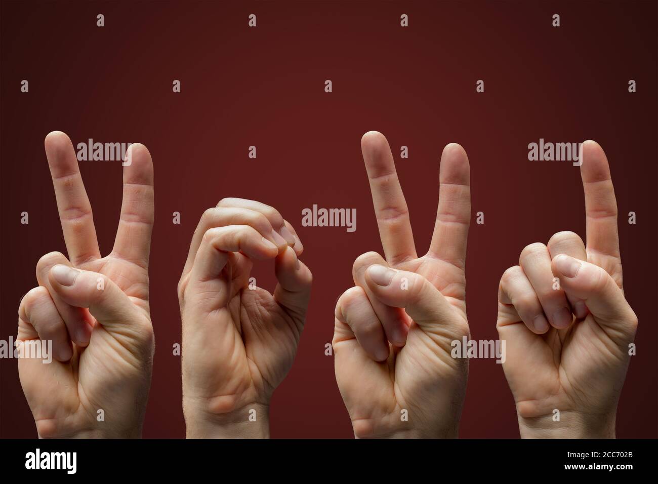 Nouvelle année 2021 en langue des signes sur rouge foncé arrière-plan Banque D'Images