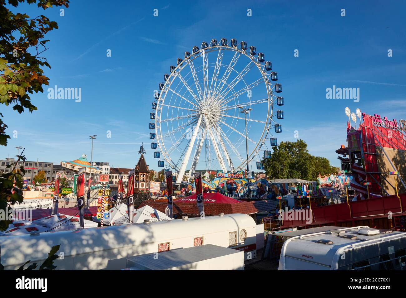 Stuttgart Bad Canstatt, Allemagne - 11 octobre 2019 : festival folklorique à Canstatter Wasen, grande roue et la flotte du showman Banque D'Images