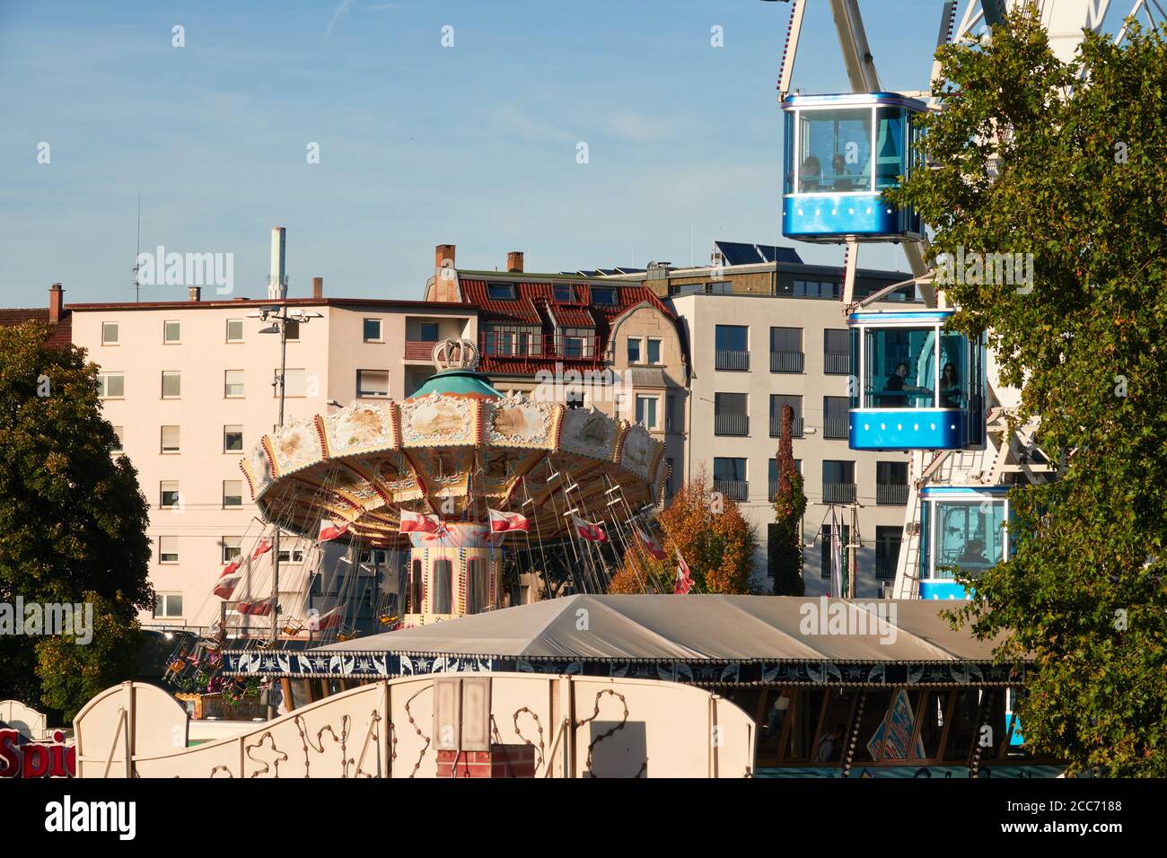 Stuttgart Bad Canstatt, Allemagne - 11 octobre 2019 : chaînes de carrousel et de gondole en bleu au festival folklorique dans le bâtiment de l'entreprise en arrière-plan. Stutt Banque D'Images
