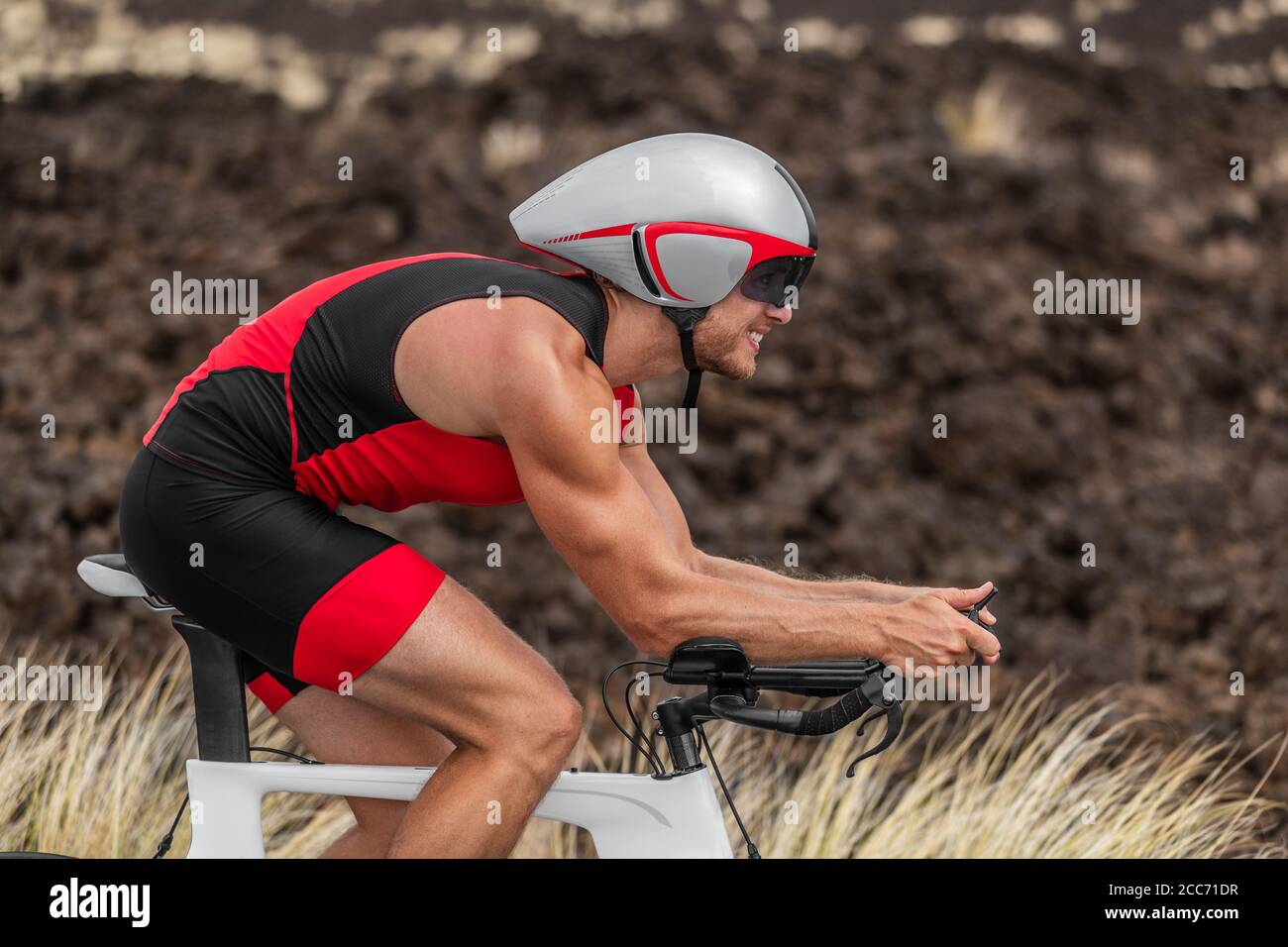 Triathlon essai de temps de vélo triathlète homme portant un casque de vélo  aero avec visière de vélo sur la course de compétition Photo Stock - Alamy