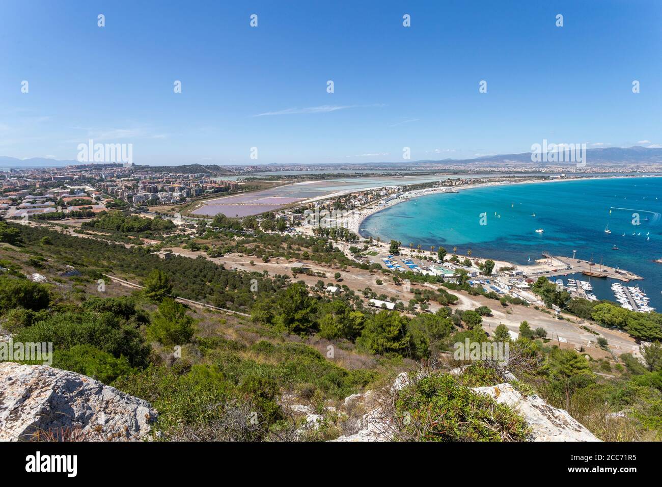 Vue sur la plage de Poetto à Cagliari, en Italie, par une chaude journée d'été. Banque D'Images