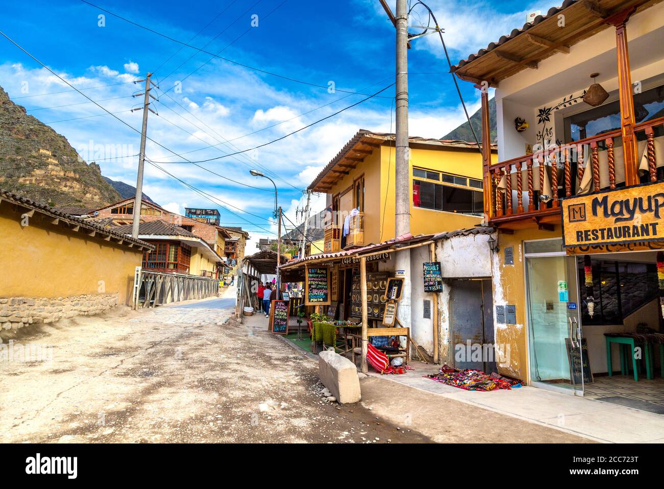 Une rue avec des boutiques et des restaurants à Ollantaytambo, Vallée Sacrée, Pérou Banque D'Images
